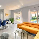 Вилла Edi-heated Pool