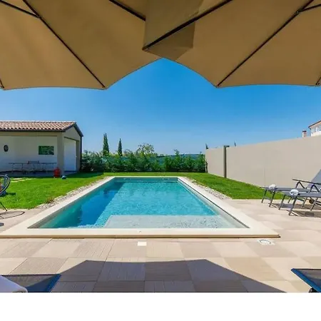 Edi-heated Pool & E-bike Villa Šišan