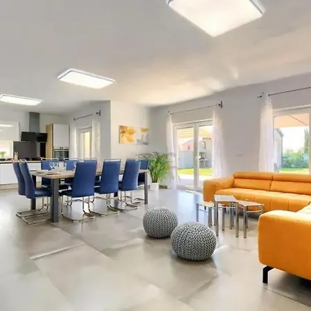 Edi-heated Pool & E-bike Villa *