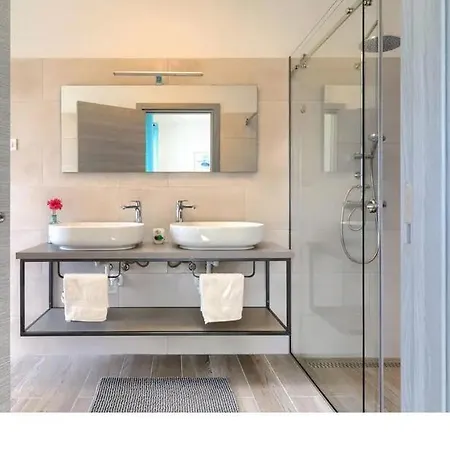 Edi-heated Pool & E-bike Villa