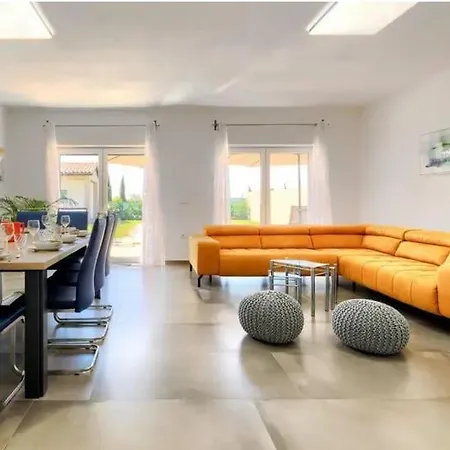 Edi-heated Pool & E-bike Villa Šišan