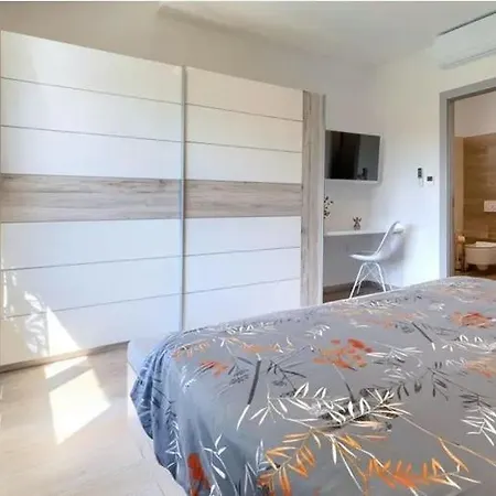 Edi-heated Pool & E-bike *