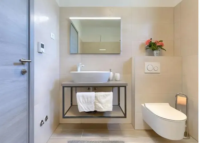 Edi-heated Pool & E-bike *