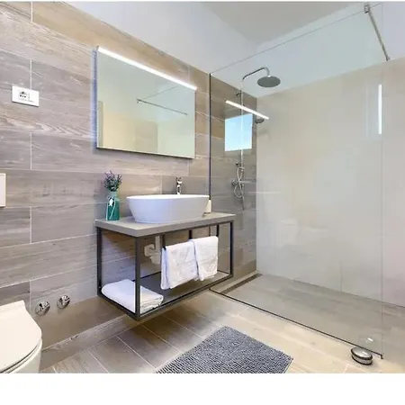 Edi-heated Pool & E-bike Villa
