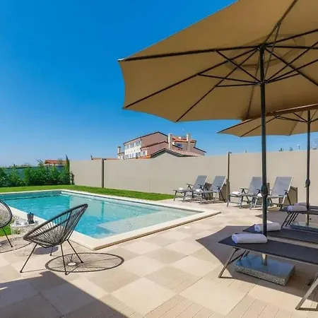 Edi-heated Pool & E-bike Villa Sisan